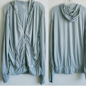 Vuori Women’s Performance Zip Hoodie Seafoam Stretch Yoga Size M
Fits large